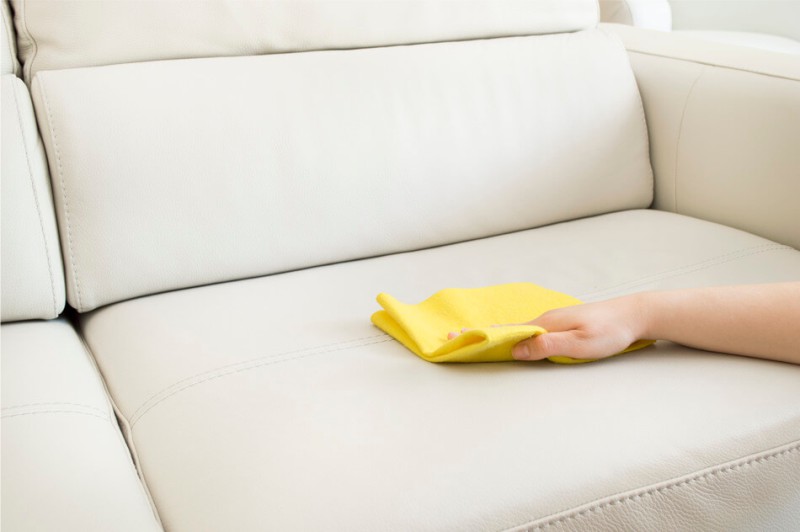 Стоит ли чистить диван своими силами