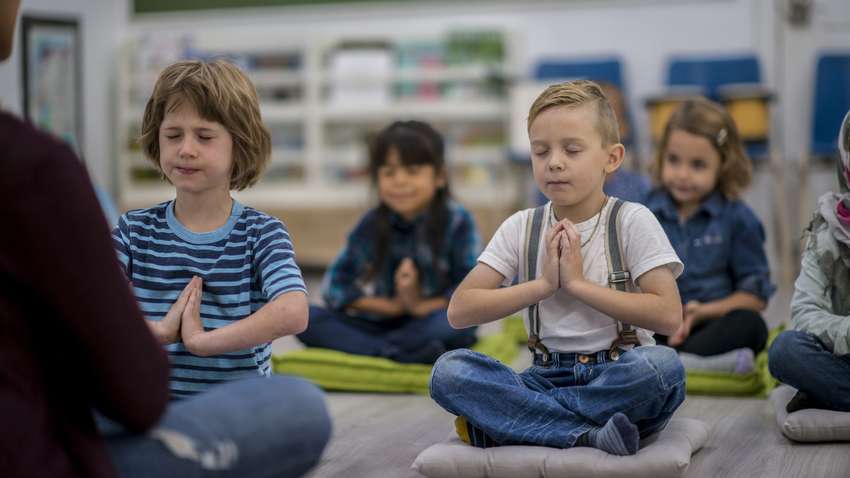 Медики рассказали о пользе медитации для психического здоровья детей