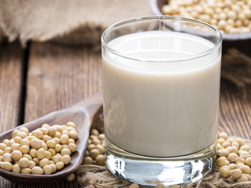 Названы полезные и вредные свойства растительного молока