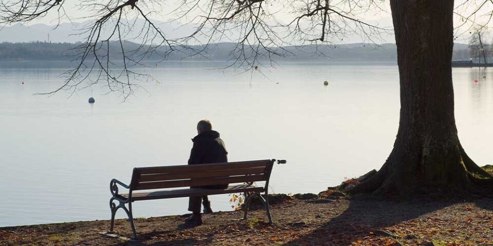 Ученые выяснили, в каком возрасте люди максимально одиноки