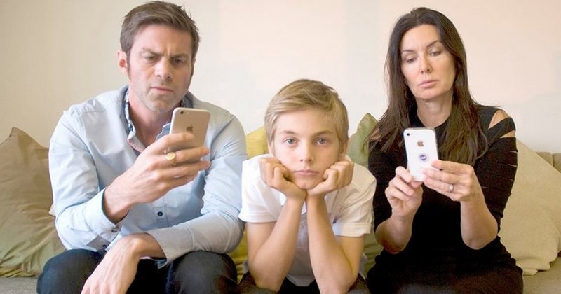 Психологи рассказали, чем грозит детям родительская зависимость от смартфонов