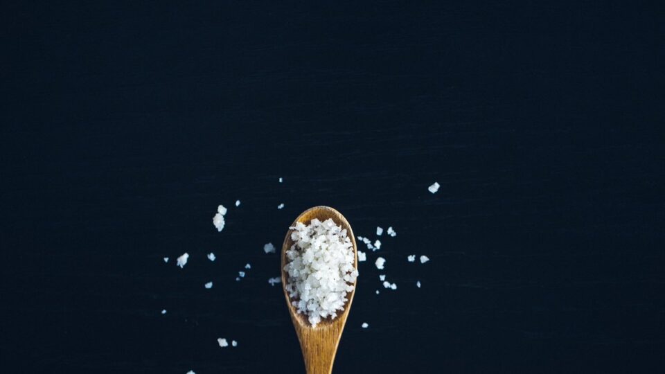 Медики рассказали, как давление зависит от количества употребляемой соли