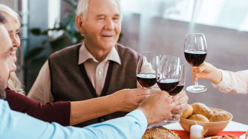 Ученые рассказали, чем полезен алкоголь для пожилых людей