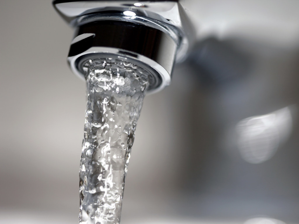 Ученые назвали вескую причину не пить воду из-под крана