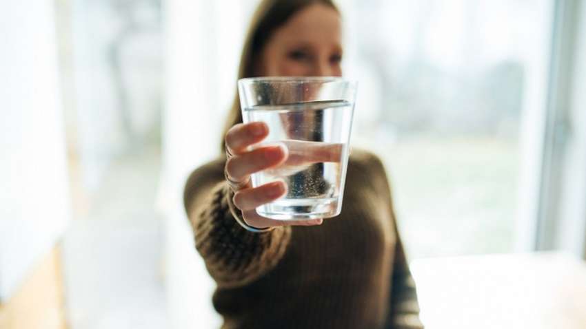 Пять причин начинать день со стакана теплой воды