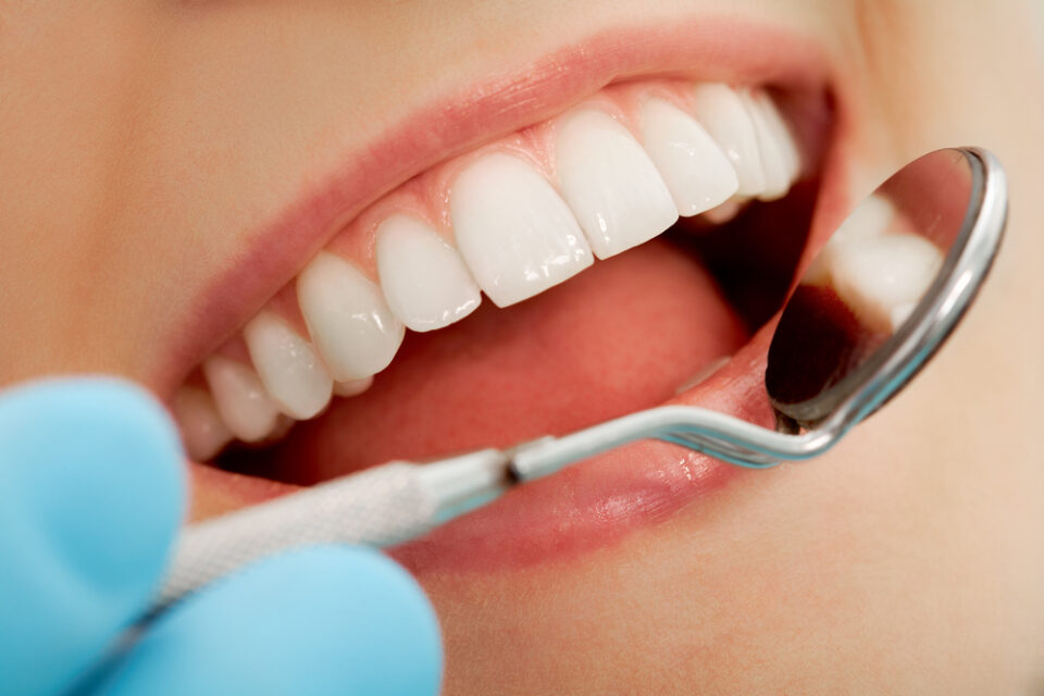 Простые правила, выполнения которых помогут сохранить здоровые зубы